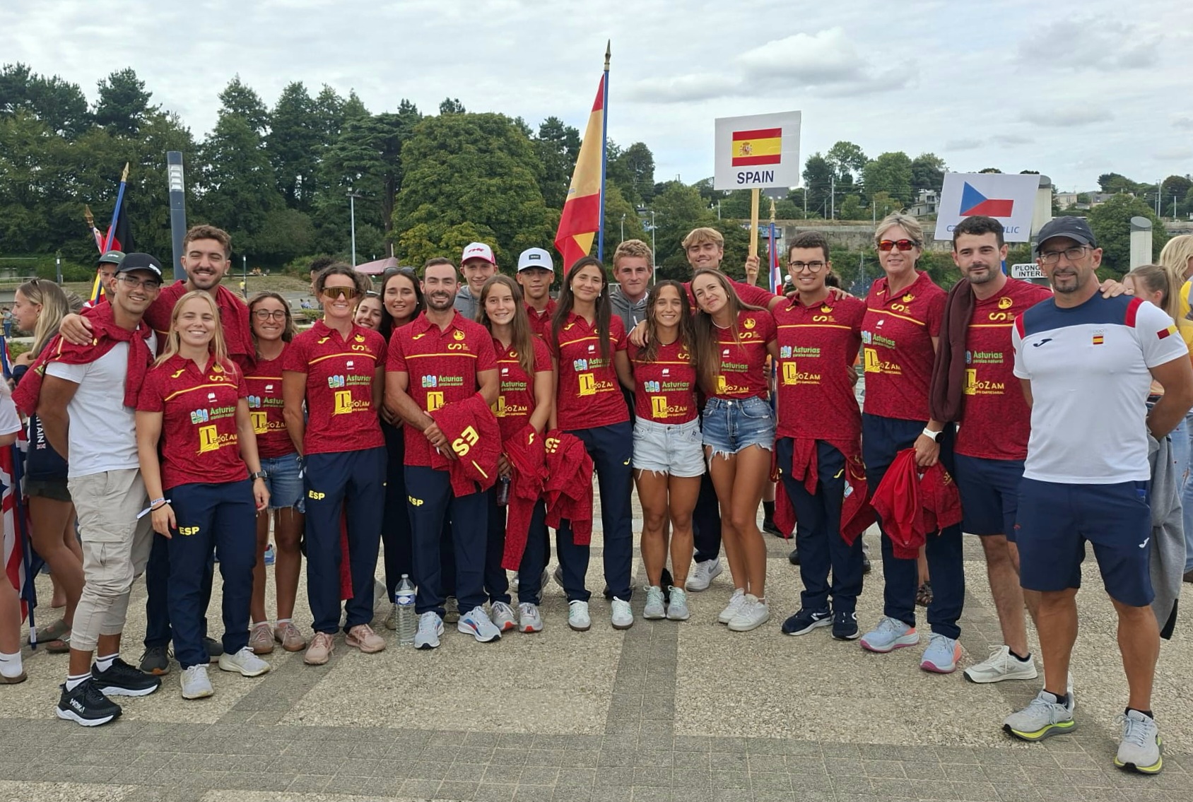 El Real Club de Regatas de Alicante firma tres Top 10 en el Campeonato de Europa de Surfski en Brest