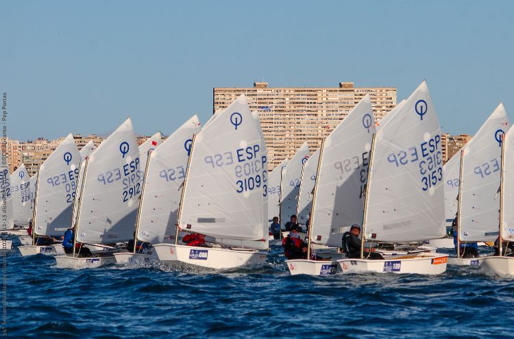 Carlos Espí lidera la flota Optimist en el arranque de la Semana Náutica de Alicante