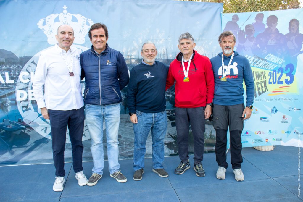 Los-premiados-de-Raceboard-con-el-presidente-del-RCR-Alicante-y-Antonio-de-Bejar-representante-de-la-FVCV.-Foto-Pedro-Perez